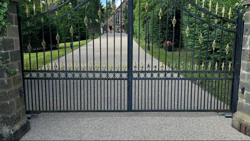 Hot Tar with 10mm Gravel Driveway